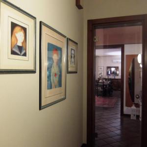 卡奥莱La Casa di Enrico的墙上有三幅画框的走廊
