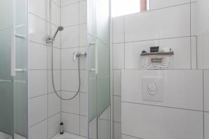 柏林Stylish & Cosy Apartment in Berlin, WiFi的带淋浴的浴室和玻璃门