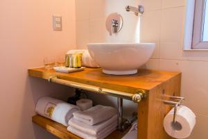 瓦尔帕莱索Augusta Hotel的浴室配有带水槽和毛巾的台面