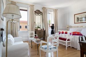 罗马广场大酒店的站在卧室里,看着窗外的女人