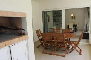 埃斯特角城Green Park en Punta del Este的一间带桌椅和壁炉的用餐室