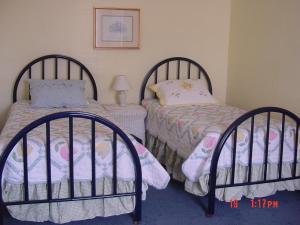 五月岬郡First floor, 2 bedrm 2 bath, sleeps 6, Parking available, walk to Beach & Shop的双床间设有2张单人床。