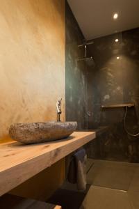 克拉嫩堡das Ferienhaus Auszeit的木制柜台上带石水槽的浴室