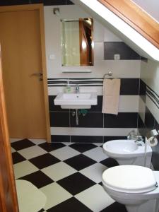 维拉尼Anonim apartman的浴室铺有黑白格子地板。