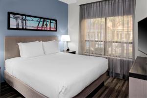达拉斯达拉斯林肯公园凯悦酒店的卧室设有一张白色大床和一扇窗户。