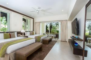 新巴利亚塔纳亚里特海滨维拉斯大酒店的酒店客房设有两张床和电视。