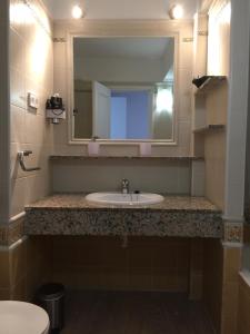 埃斯卡洛Apartamentos DELFIN的一间带水槽和镜子的浴室
