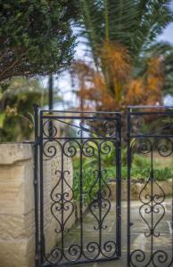 Ħal Far塔博图寄宿简易旅馆的花园前的一对门