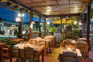 马尔多纳多港瓦赛普尔托玛尔多纳多生态旅馆的餐厅设有木桌和椅子及灯
