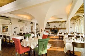 Mörigen塞布利克餐厅酒店的一间设有白色桌椅的用餐室