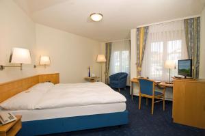 Mörigen塞布利克餐厅酒店的配有一张床和一张书桌的酒店客房