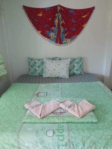 柴老海滩龙泰布乐园乔劳度假村的床上有2个枕头