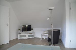 迪尔门Ferienwohnung Tiberquelle的白色的客厅配有电视和桌子