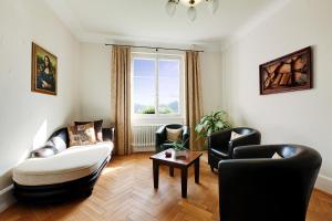 托特莫斯拉昆塔酒店 - 仅限成年人的带沙发和椅子的客厅以及窗户。