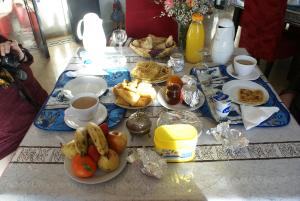NajemLa Kasbah Aalma D'or的餐桌,盘子上放着食物和咖啡