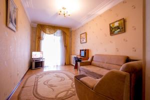 尼古拉耶夫Apartments on Bolshaya Morskaya 65的带沙发和电视的客厅