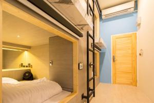 曼谷懒人星期天旅社的一间小卧室,配有床和窗户