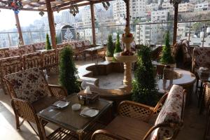 纳布卢斯Royal Suites的一间设有桌椅的餐厅,享有城市美景