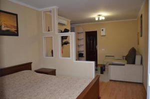 尼古拉耶夫Затишна квартира у самому центрі , на Соборній的一间卧室配有一张床、一张沙发和一把椅子