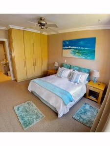 科尔切斯特River Rooms - Chilled and Relaxed - Colchester - 5km from Elephant Park的一间卧室配有一张大床和两张地毯。