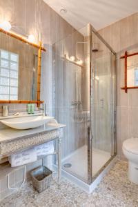 桑吉内奥格立昂住宿加早餐旅馆的带淋浴、盥洗盆和卫生间的浴室