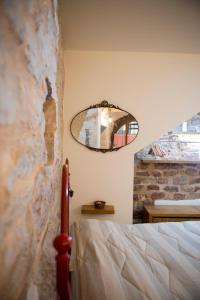 斯佩洛卡布奇尼住宅酒店的卧室配有一张床,墙上设有镜子