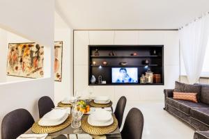 罗马Luxury Apartment Casa Farnese – Campo de Fiori的客厅配有桌子和沙发