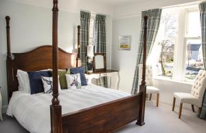斯佩河畔格兰敦Mount Barker的一间卧室设有四柱床和窗户。
