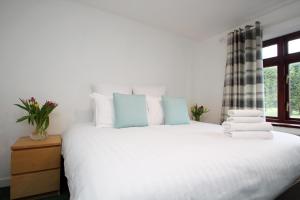 巴里Vale Park Hotel的卧室配有带毛巾的大型白色床