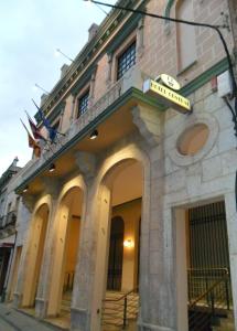 巴尔德佩尼亚斯中央酒店的前面有标志的建筑