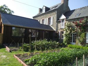 迪纳尔克洛斯恩豪特住宿加早餐式酒店的前面有花园的房子