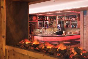 采尔马特海米祖思和埃瑞米尔酒店及Spa的前面设有火炉的酒吧