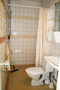 南泰利耶哈嘉伯格凡德拉旅舍的浴室配有卫生间、盥洗盆和淋浴。