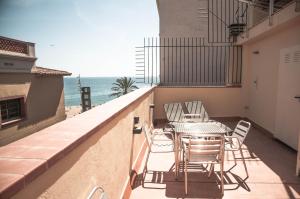 巴塞罗那巴塞罗那海滩公寓的一个带桌椅的海景阳台
