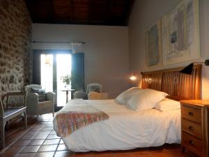 图瑞蒙戈厄尔特尔卡酒店的一间卧室配有一张大床和木制床头板