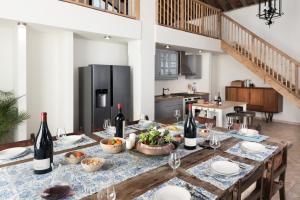 赫雷斯-德拉弗龙特拉HACIENDA LAS MESAS - Luxury Villa Jerez的用餐室配有带葡萄酒瓶的桌子