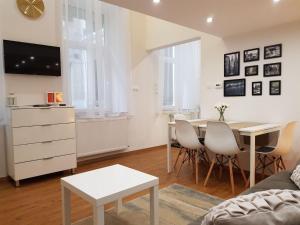 布达佩斯Renaissance Studio Apartment的一间带桌子的客厅和一间餐厅