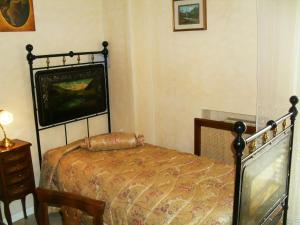 巴列塔I 13 Cavalieri Guest House的卧室配有一张床,墙上配有电视。
