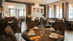 诺亚芒提亚La Chaize - Villa, Suites & Spa的用餐室设有桌椅和窗户。