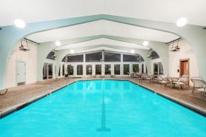 米德尔敦豪生酒店 - 纽波特区/米德尔顿 的一座蓝色海水室内游泳池,位于一座建筑中