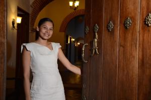 卡塔赫纳艾菲兹酒店的站在门边的身着白色衣服的女人