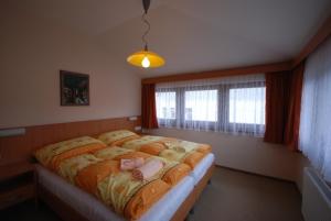 洪波莱茨鲁斯旅馆的卧室在窗户前配有一张大床