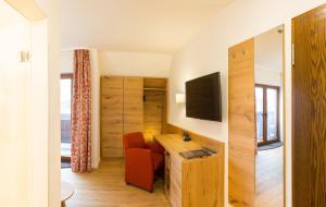 科齐扎尔滕弗杜拿酒店的客房设有书桌、电视和椅子