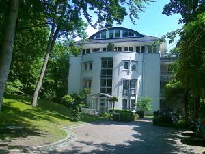 黑灵斯多夫Villa Seepark - Ferienwohnung 2a的一座白色的大建筑,上面有一个圆顶