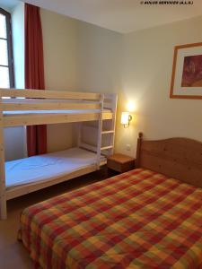 奥吕莱班Résidence Grand Hôtel的一间卧室配有两张双层床。