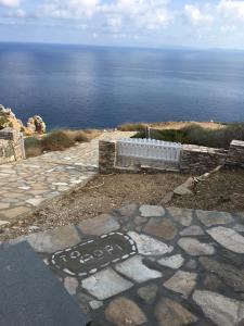 阿提蒙Villa Thori at Poulati Sifnos的一条石头步道,以大海为背景
