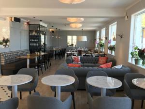 厄勒格伦德Strandhotellet的一间带沙发和桌子的餐厅和一间酒吧