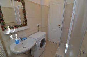 莱万托勒旺托出租公寓的一间带卫生间、水槽和镜子的浴室