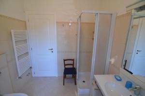 莱万托勒旺托出租公寓的一间带椅子、水槽和淋浴的浴室