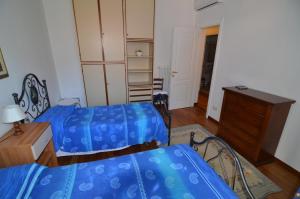 莱万托勒旺托出租公寓的一间卧室配有两张床、一个梳妆台和一张书桌。